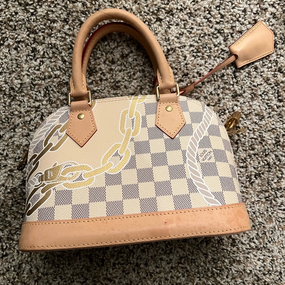 This purse is like new.